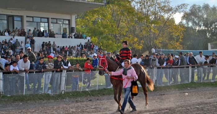 Turf: se corre el clásico aniversario del Jockey Club