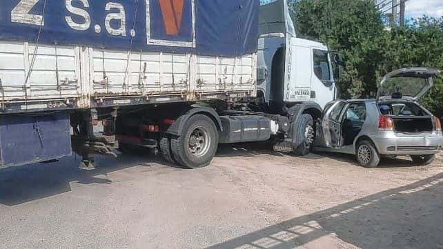 Grave accidente de un auto con un camión
